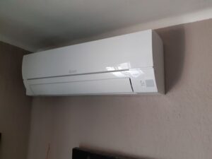 Instal·lació split d'aire condicionat Mitsubishi a interior de vivenda