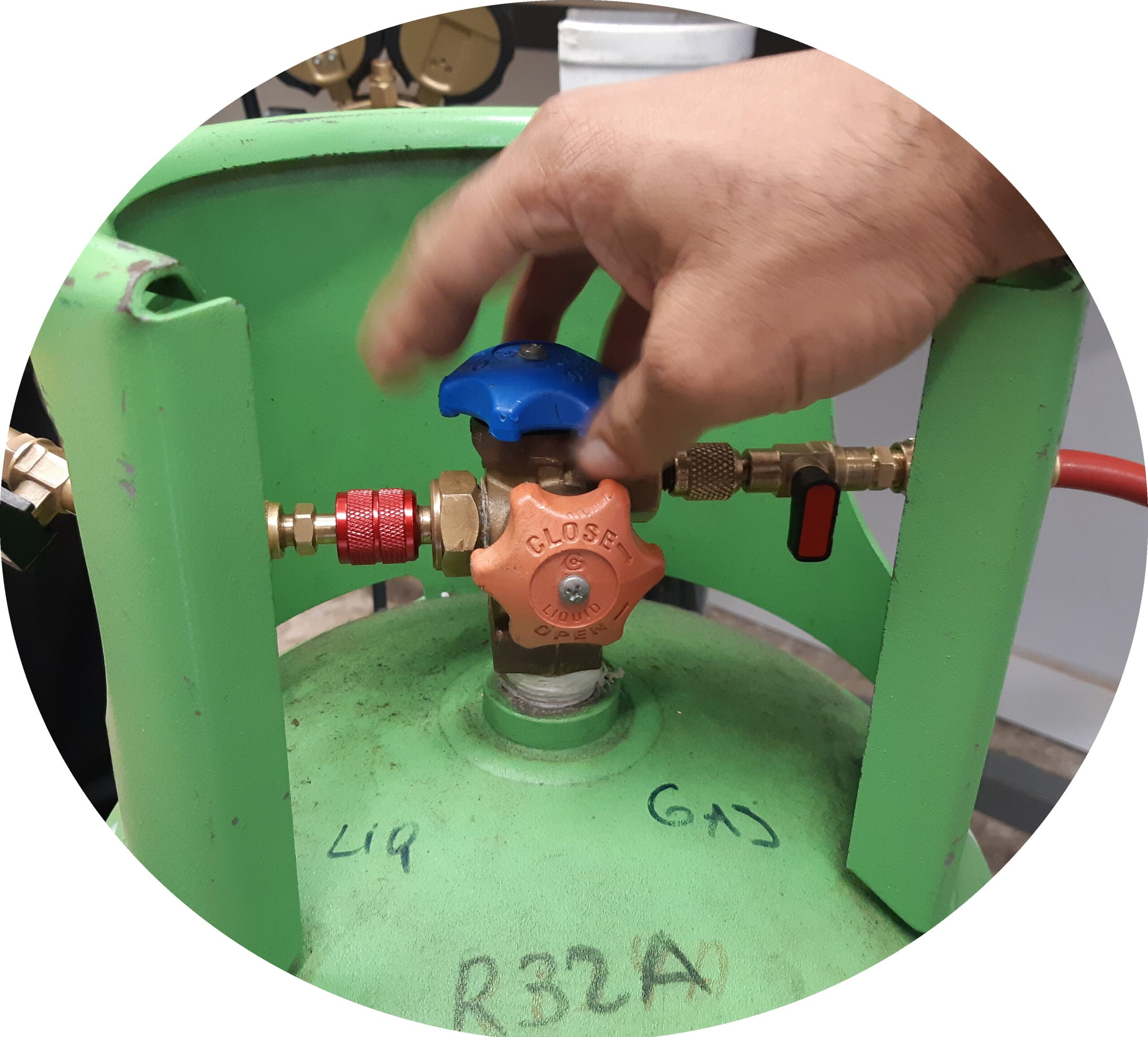 Instalaciones eléctricas, climatización y lampista. Electricista autorizado para averías, placas solares, domótica, puntos de carga. Climatización, aire acondicionado, aerotermia, calefacción, agua, lampisteria.