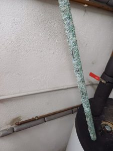 Ánodo de magnesio con incrustaciones