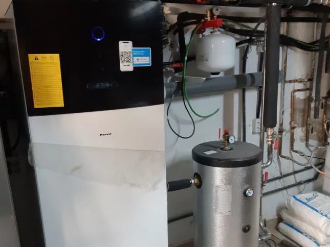 Sistema de calefacción y caldera en sala de máquinas.