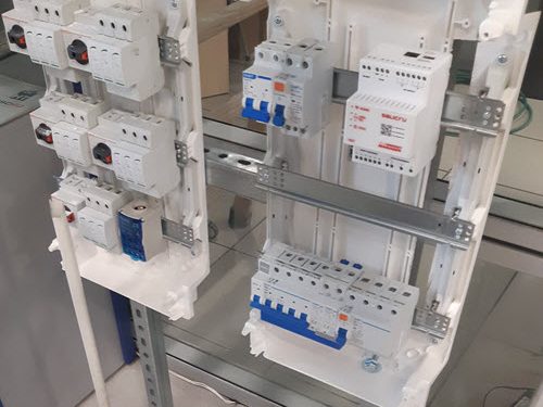 Instalaciones eléctricas, climatización y lampista. Electricista autorizado para averías, placas solares, domótica, puntos de carga. Climatización, aire acondicionado, aerotermia, calefacción, agua, lampisteria.