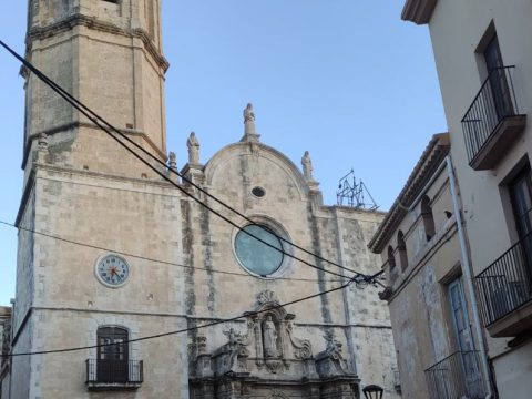 Instalaciones eléctricas, climatización y lampista en el Vendrell. Electricista autorizado para averías, placas solares, domótica, puntos de carga. Climatización, aire acondicionado, aerotermia, calefacción, agua, lampisteria.