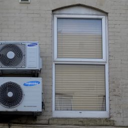 Instal·lació d'unitat exterior d'aire condicionat samsung a exterior de vivenda